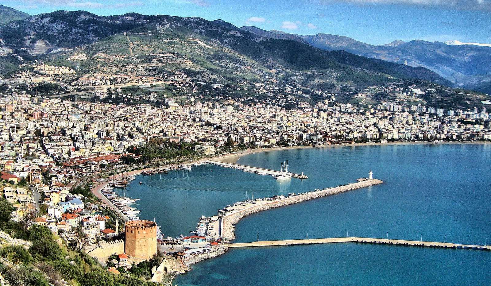 Alanya – Kapadocja: widok z twierdzy w Alanyi na Czerwoną Wieżę i port, skąd rusza wycieczka do Kapadocji