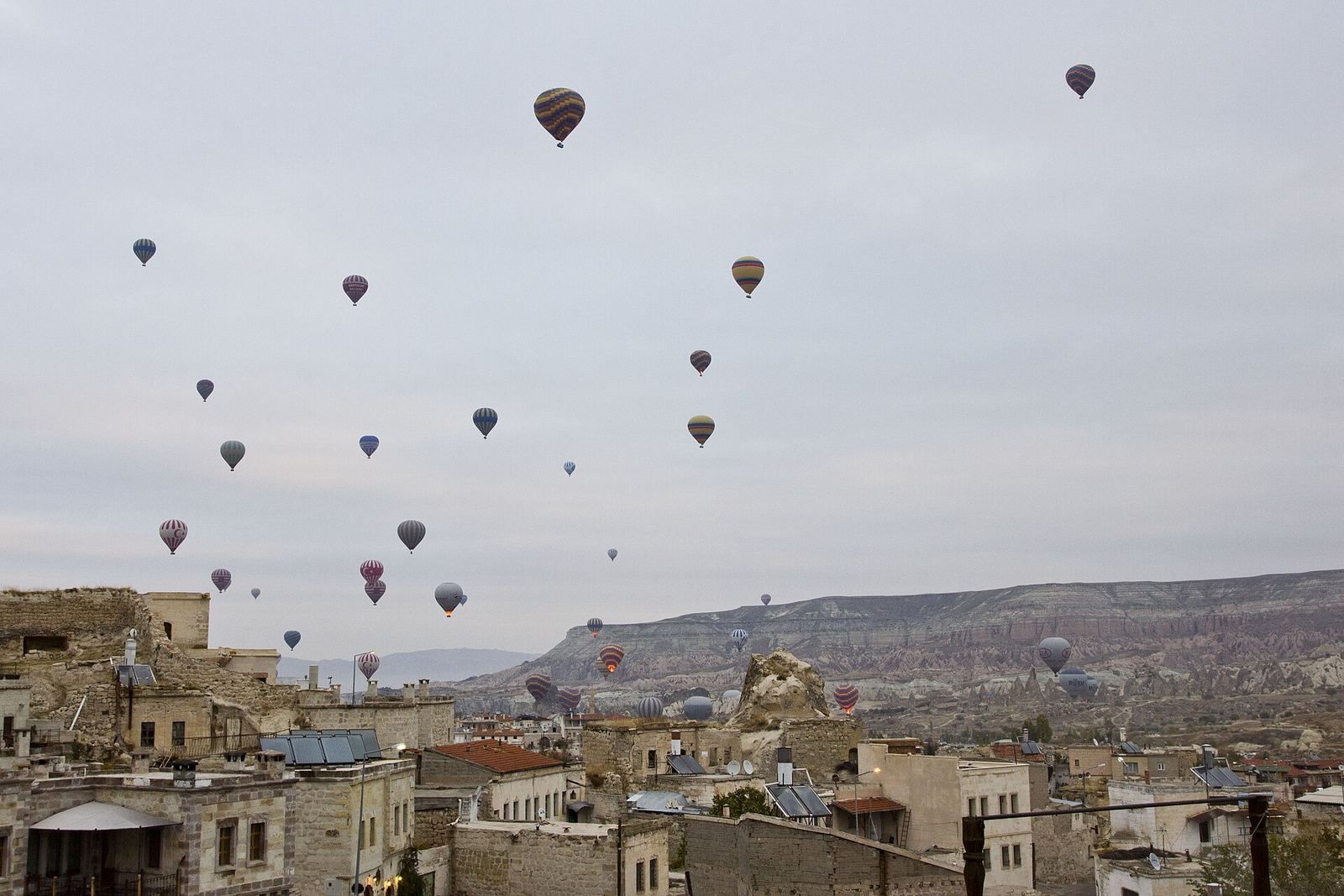 Lot balonem Göreme – dziesiątki balonów nad dachami miasteczka o poranku
