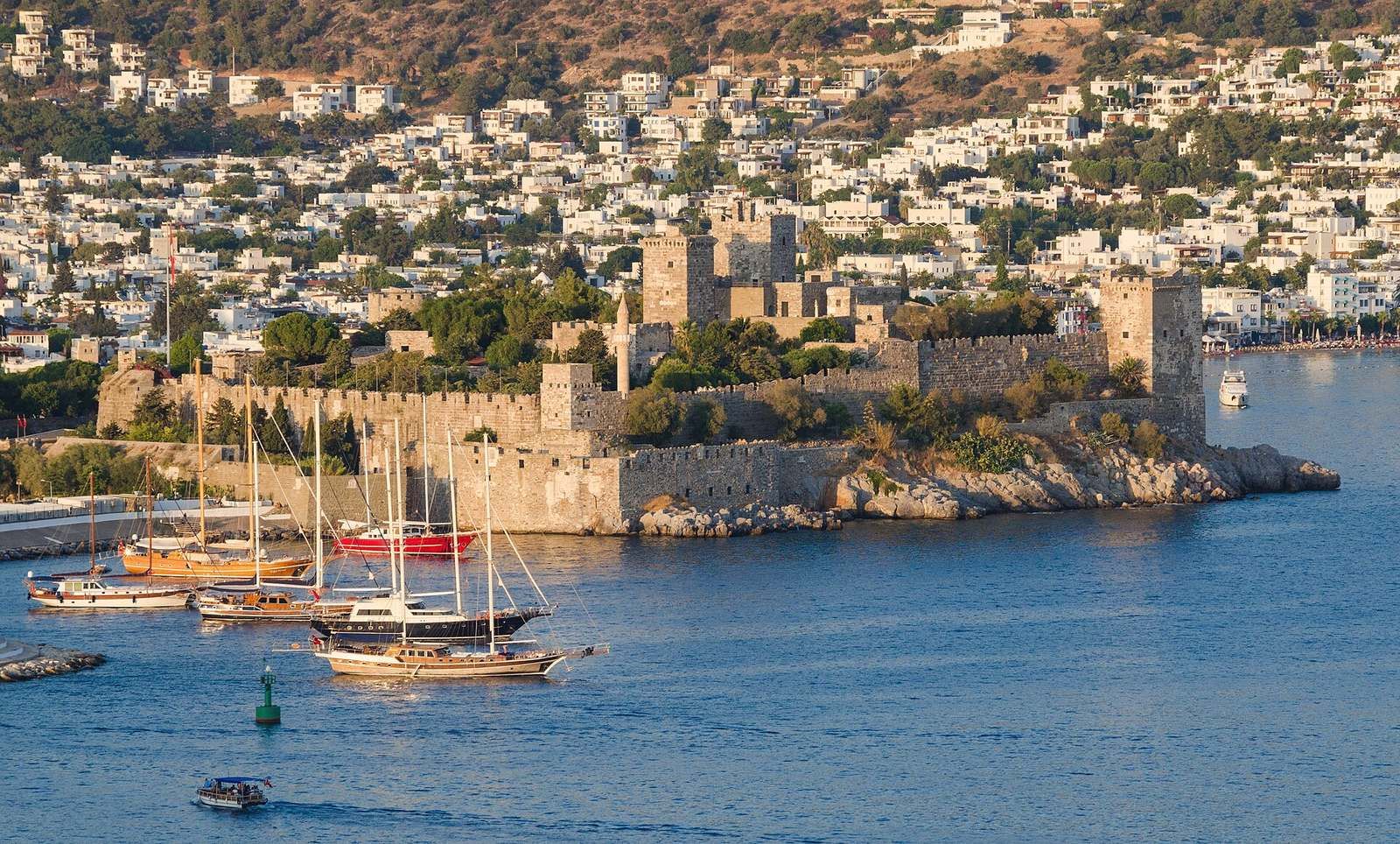 Bodrum – Kapadocja: zamek św. Piotra w Bodrum z żaglowcami gulet w zatoce, skąd rusza wycieczka do Kapadocji