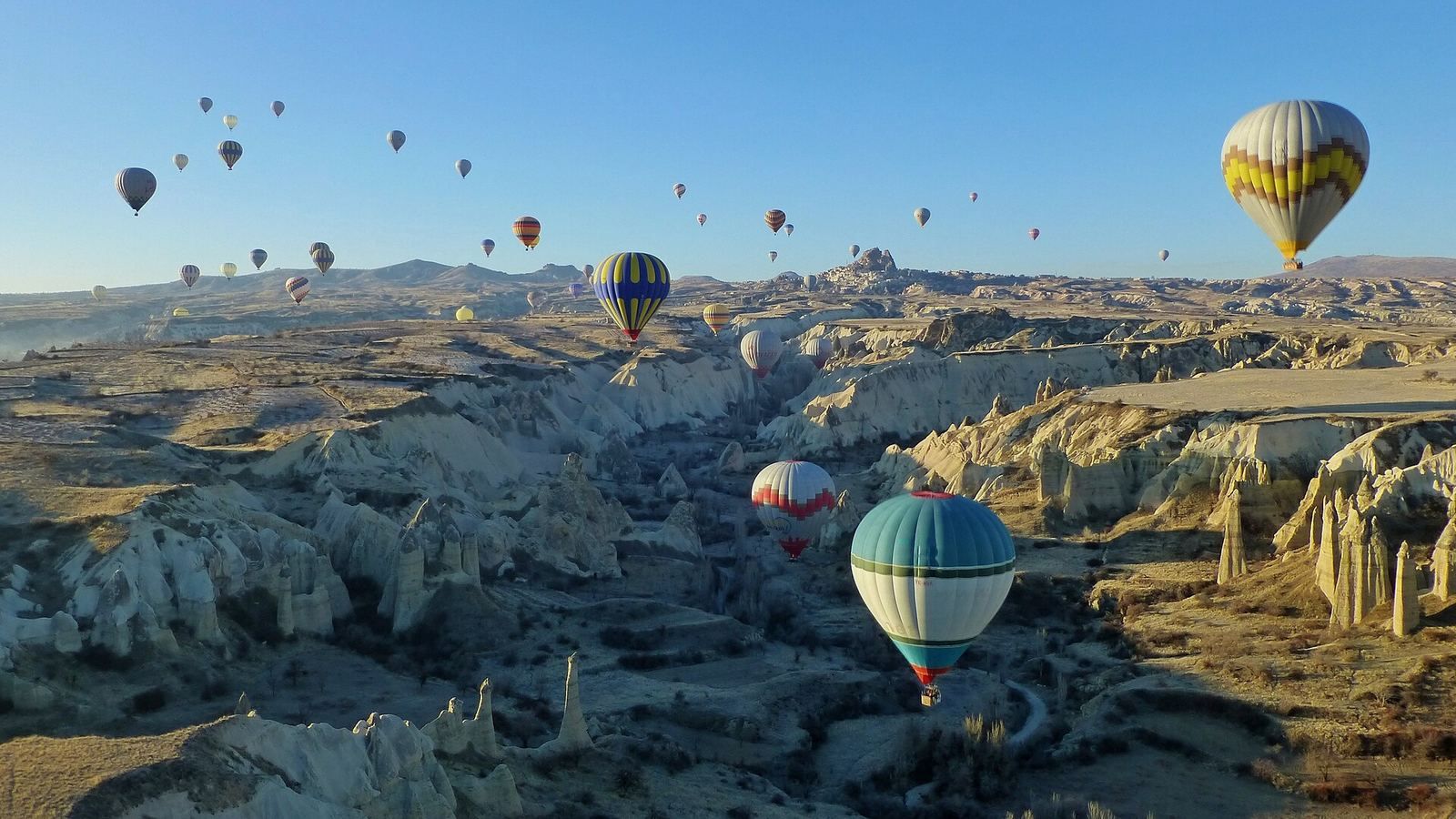 Dolina Miłości widziana podczas lotu balonem nad Göreme, poniżej inne balony