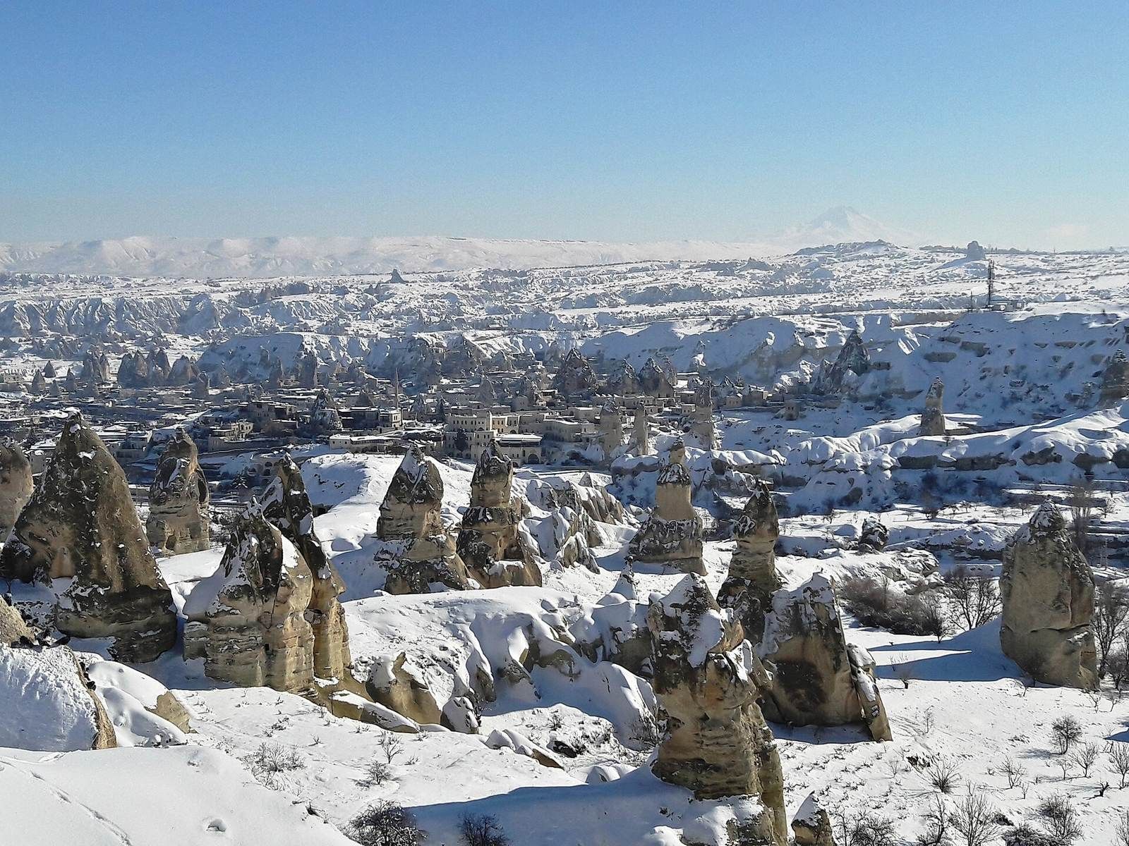 Zaśnieżone Göreme i Park Narodowy Göreme w Kapadocji
