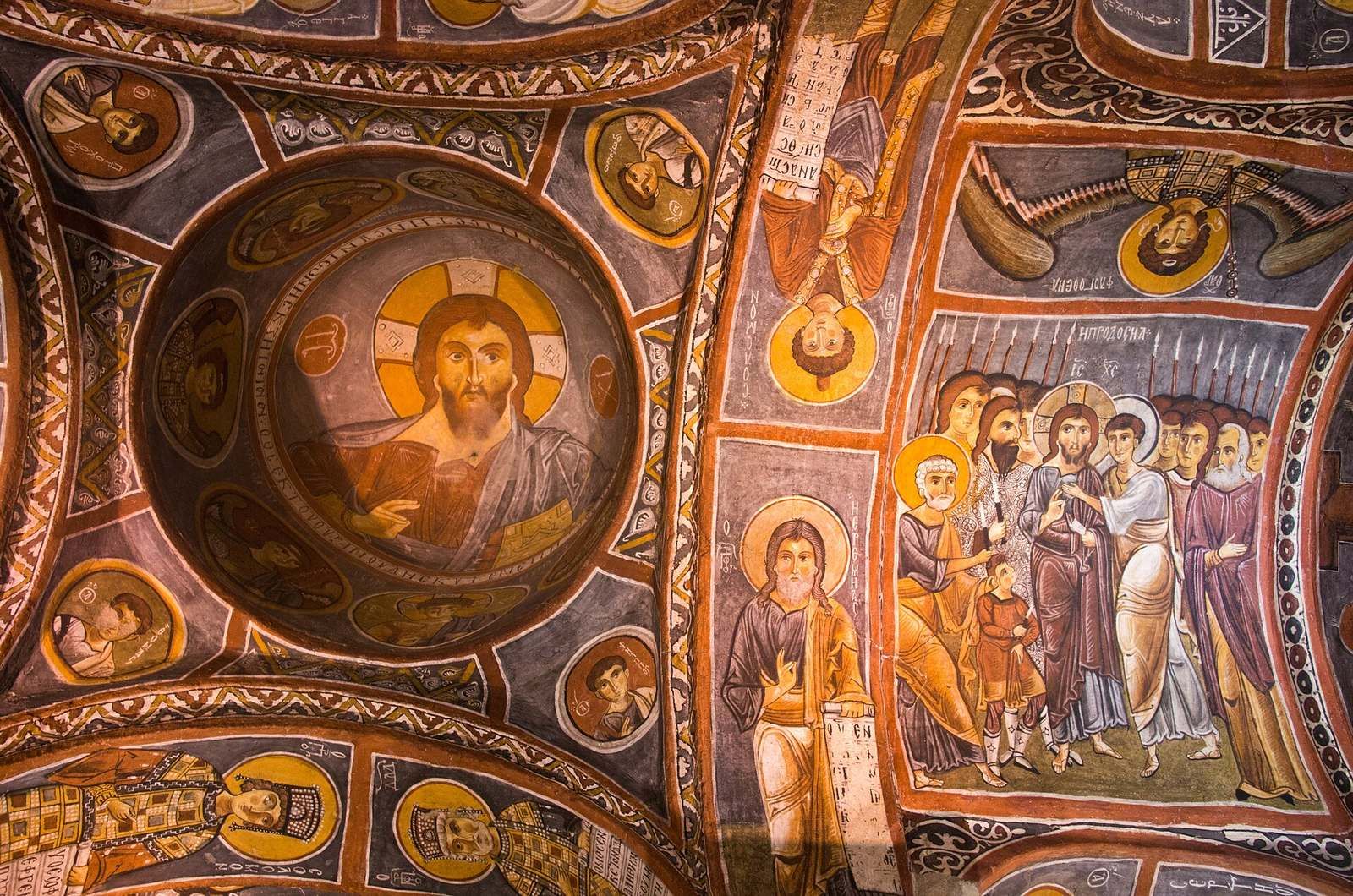 Dobrze zachowane freski w kopułach Ciemnego Kościoła Karanlık Kilise w Göreme