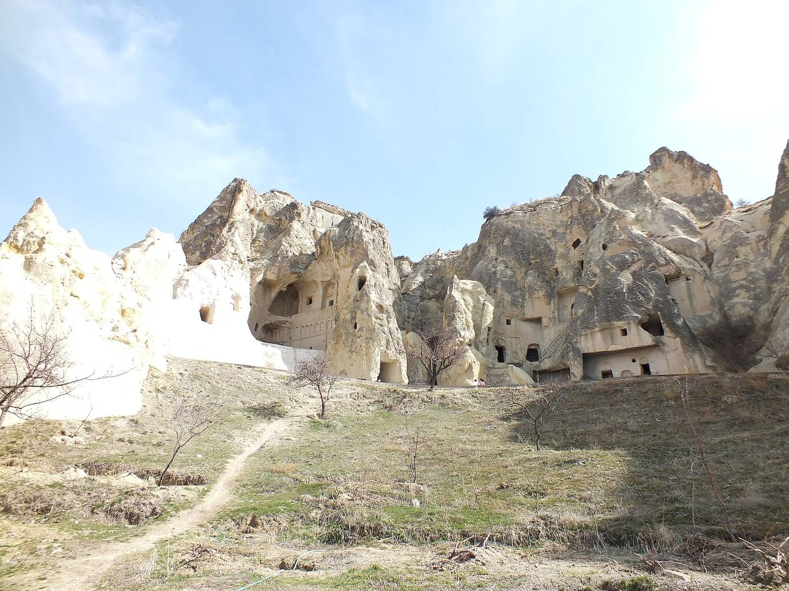 Kapadocja: skalne kościoły w muzeum Göreme, wejścia do Karanlık Kilise i kościoła Krzyża Maltańskiego w tufowej skale