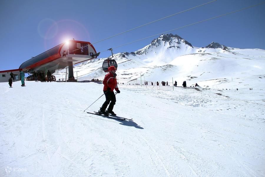 Narciarze na ośnieżonym stoku góry Erciyes niedaleko Kapadocji