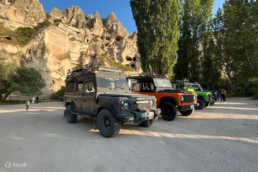 Jeep na punkcie widokowym nad dolinami Ortahisar o świcie