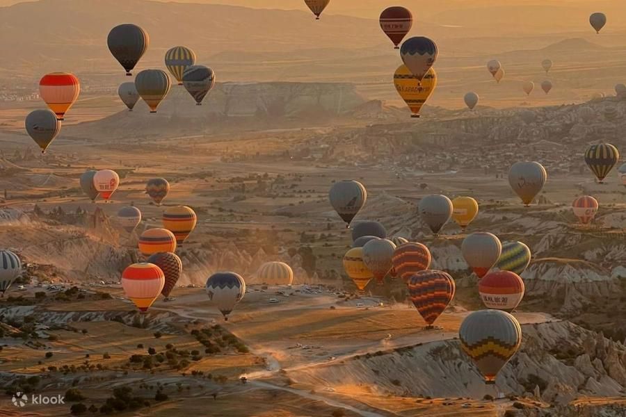 Kolorowe balony na ogrzane powietrze nad Göreme o wschodzie słońca