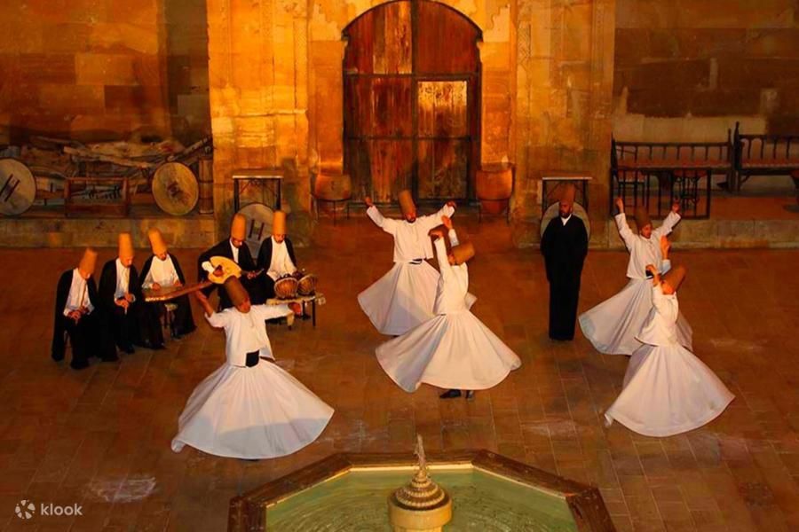 Derwisz w białej szacie wirujący podczas ceremonii w Kapadocji