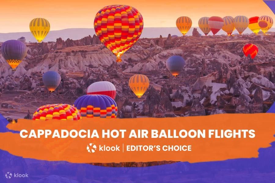 Kolorowe balony nad bajkowymi kominami Kapadocji o wschodzie słońca