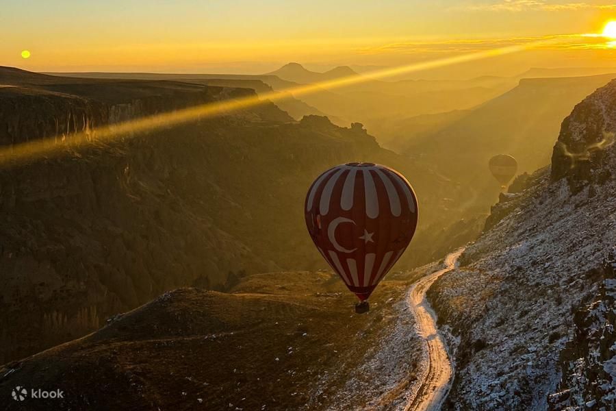 Balony na ogrzane powietrze o wschodzie słońca nad doliną w Kapadocji