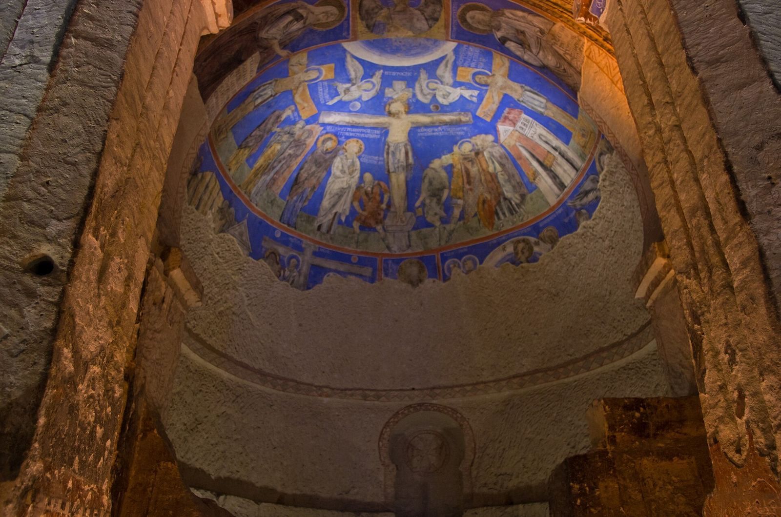Apsyda kościoła Tokalı Kilise w Göreme z niebieskimi freskami przedstawiającymi ukrzyżowanie