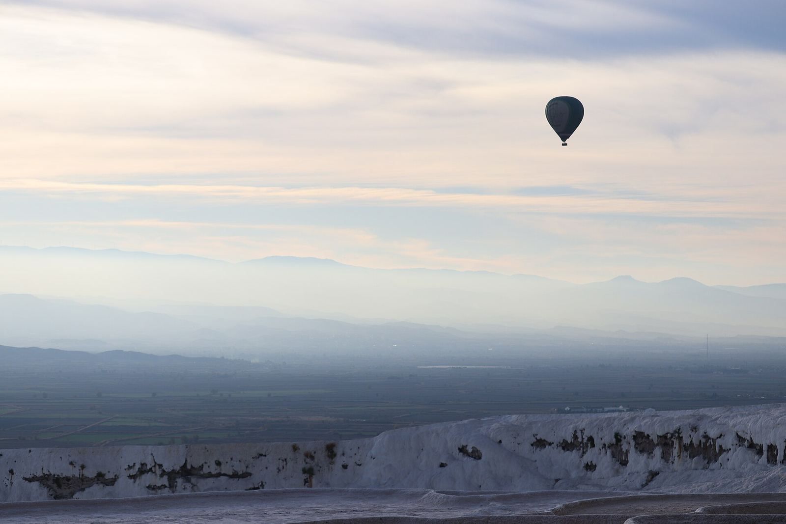 Lot balonem w Pamukkale – balon nad białymi trawertynami o świcie