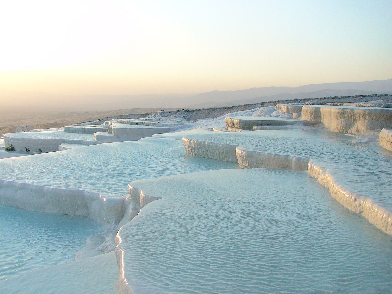 Baseny trawertynowe Pamukkale w świetle późnego popołudnia