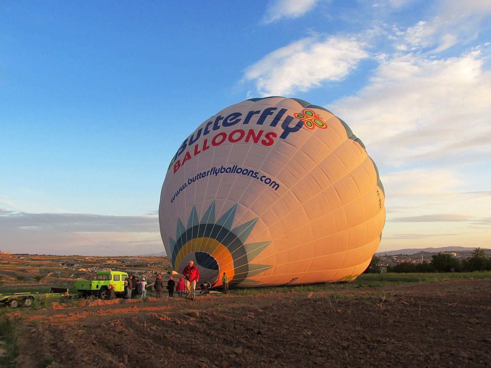 Napełnianie balonu na polu startowym o świcie – przygotowania przed lotem nad Kapadocją
