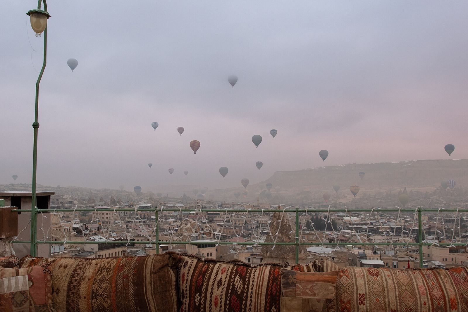 Hotel w Kapadocji z widokiem na balony: taras z poduszkami nad Göreme o świcie