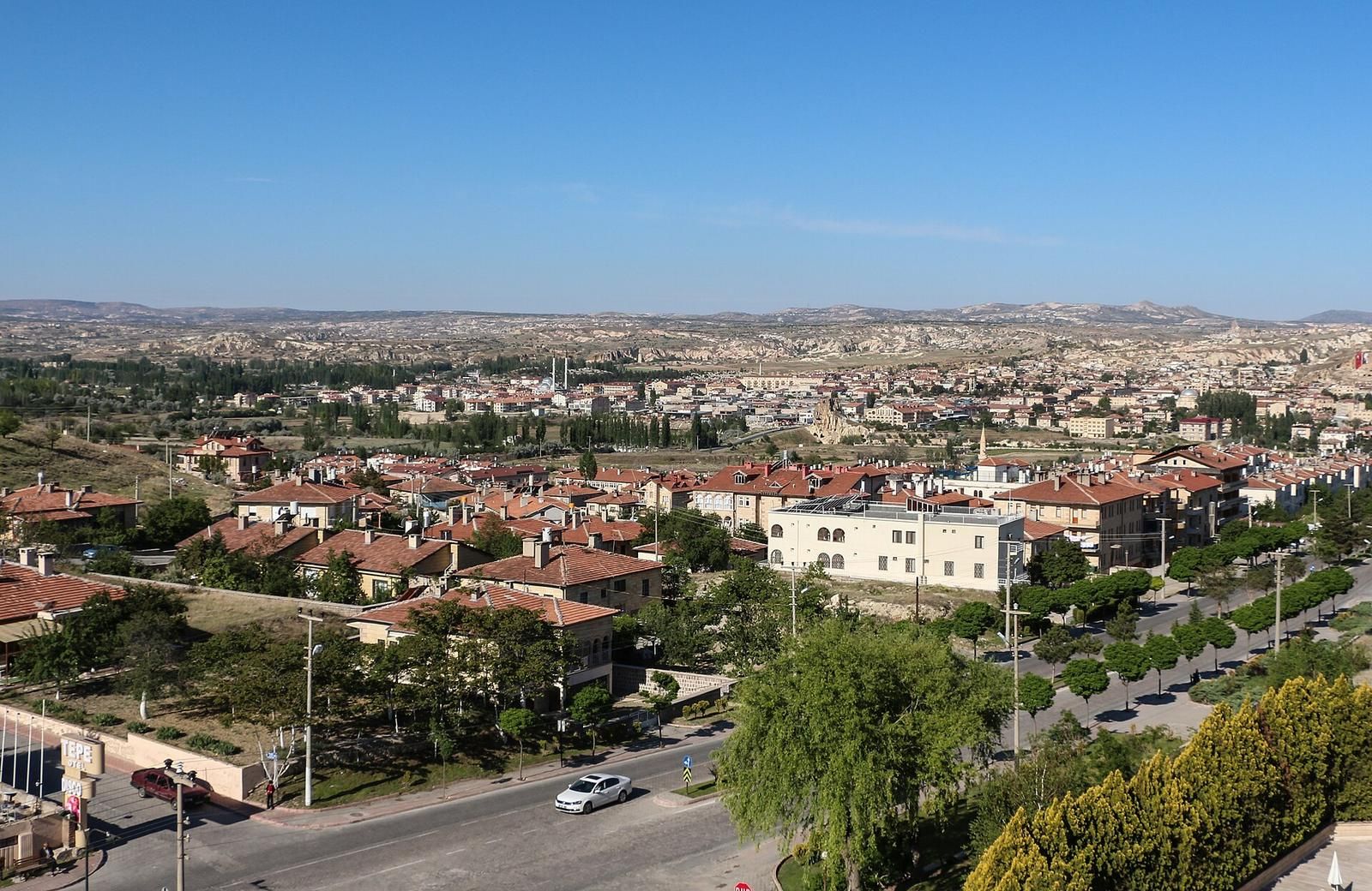 Panorama miasteczka Ürgüp w Kapadocji w słoneczny dzień