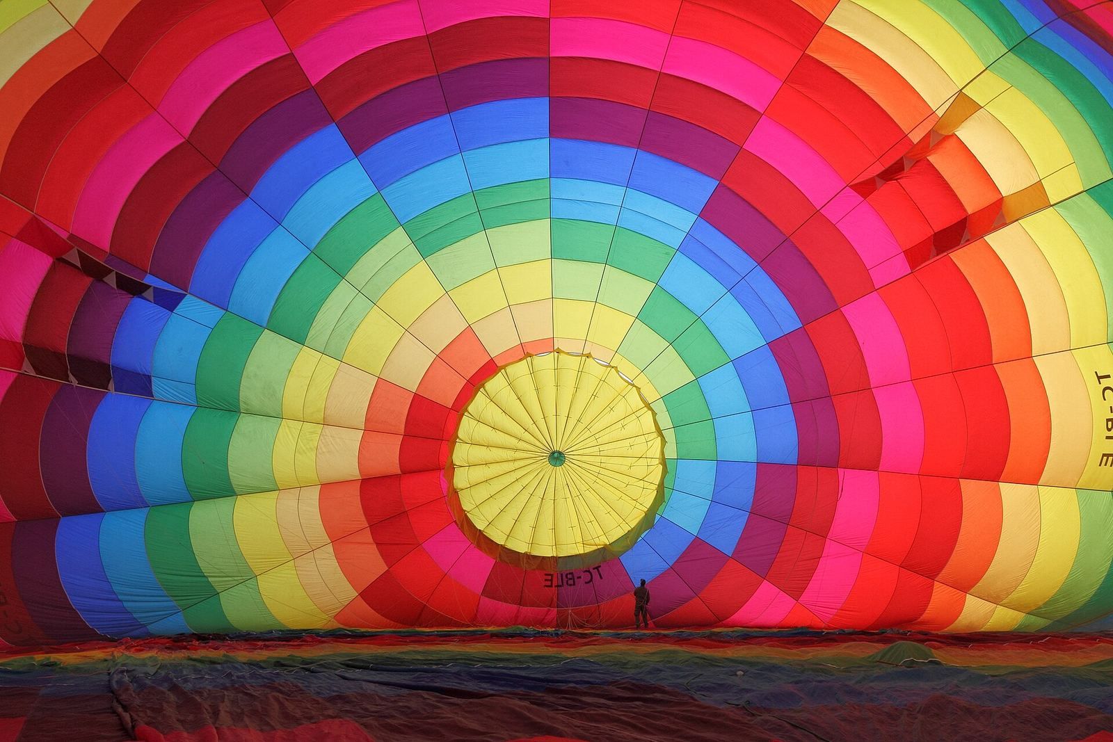 Wnętrze powłoki balonu podczas napełniania przed startem w Kapadocji – czy lot balonem jest bezpieczny